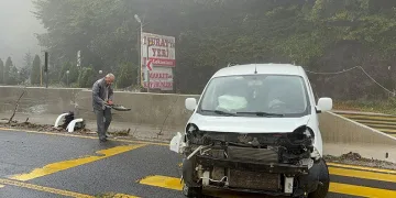 Bolu Dağı’nda kontrolden çıkan araç bariyerlere çarptı