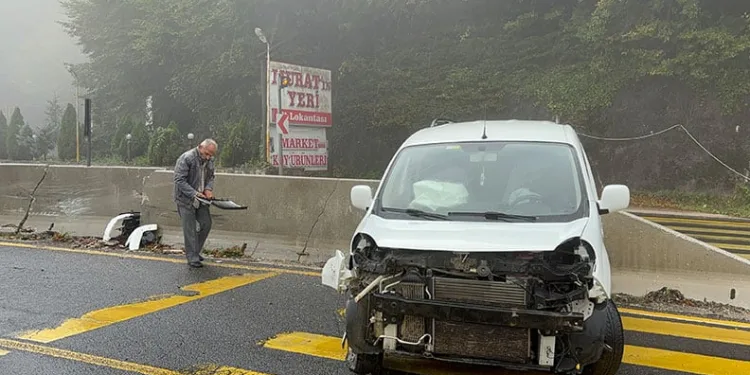 Bolu Dağı’nda kontrolden çıkan araç bariyerlere çarptı