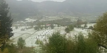 Dolu yağışı Artvin’i beyaz örtüyle kapladı