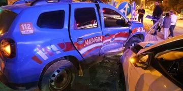 Elazığ’da jandarma aracı ile otomobil çarpıştı: 3 yaralı