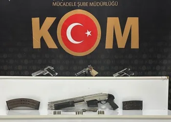 Tır refüje düştü, patatesler yola saçıldı: 1 yaralı
