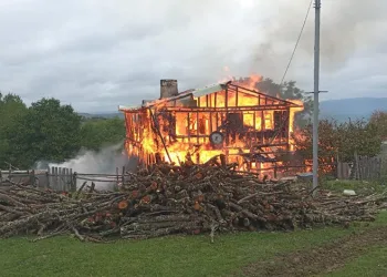 Kastamonu’da iki katlı ahşap ev çıkan yangında küle döndü