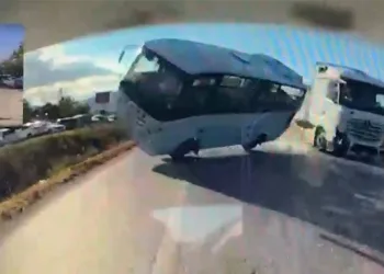 Tır, boş servise arkadan çarptı