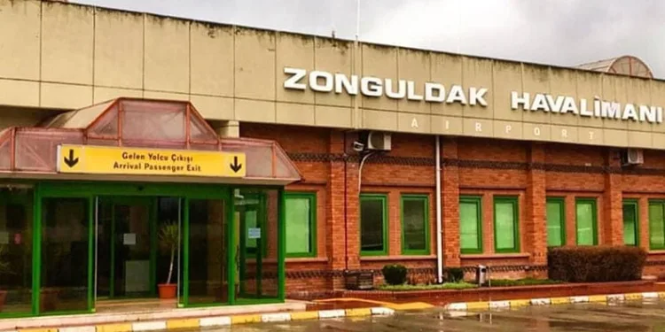 Zonguldak Havalimanı’nda rüzgar engeli, uçaklar iniş yapamadı
