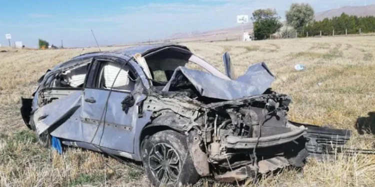 Kontrolden çıkan otomobil tarlaya uçtu: 2 ölü