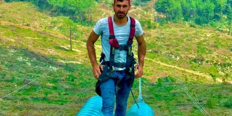 Elektrik işçisi direkten düşerek hayatını kaybetti