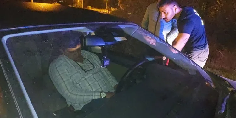 Aracın içinde sızıp kalınca vatandaşlar öldü zannetti