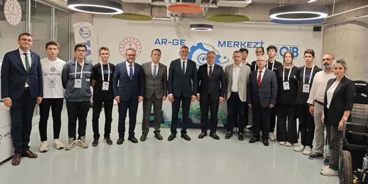 Bilal Topçu gençlerle bilimi konuştu