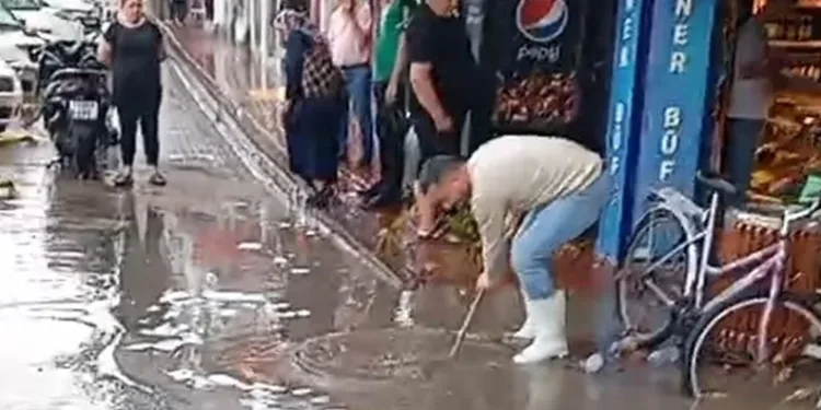 Gelibolu’da sağanak yağış hayatı olumsuz etkiledi