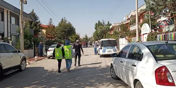 Kavga ihbarına giden polis bıçaklandı