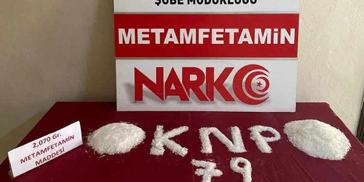 Adım adım takip edilen uyuşturucu satıcısı buluşma noktasında suçüstü yakalandı