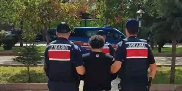 Uyuşturucu ticaretinden aranan 2 şüpheli jandarma ekiplerince yakaladı