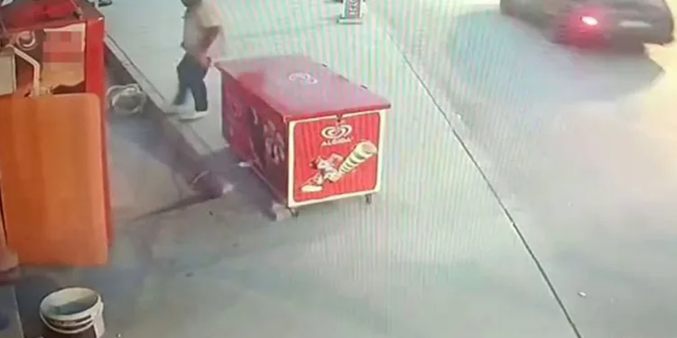 Önce etrafı kolaçan etti ardından çaldı