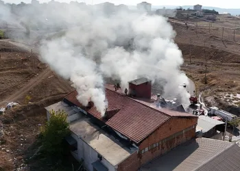Ilısu Baraj Gölü kıyısında mahsur kalan Suriyeli aile kepçe yardımıyla kurtarıldı