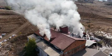 Ilısu Baraj Gölü kıyısında mahsur kalan Suriyeli aile kepçe yardımıyla kurtarıldı