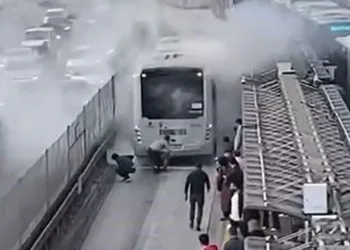 Sefaköy metrobüs durağında yangın paniği