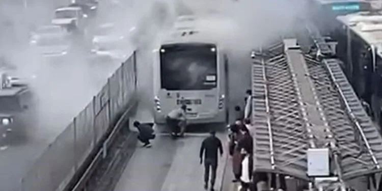 Sefaköy metrobüs durağında yangın paniği