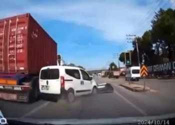 Bursa’da TIR ticari araca çarparak yan yattı: 2 yaralı