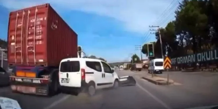 Bursa’da TIR ticari araca çarparak yan yattı: 2 yaralı