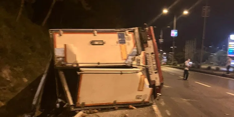 Freni boşalan tır şarampole devrildi