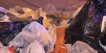 Otomobil kazılan çukura düştü