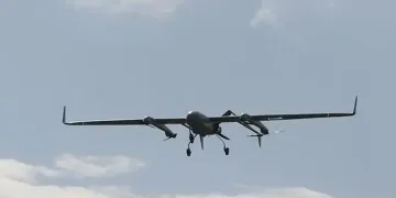 Otomobil kazılan çukura düştü