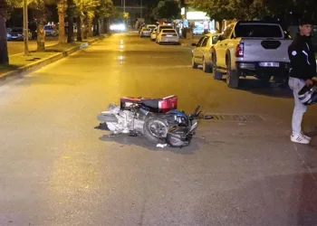 Yaya geçidinde scooter ile motosiklet çarpıştı: 3 yaralı