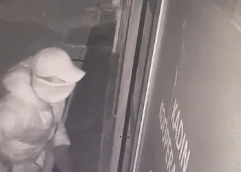Kağıt bobini otomobilin üzerine düştü