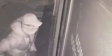 Kağıt bobini otomobilin üzerine düştü