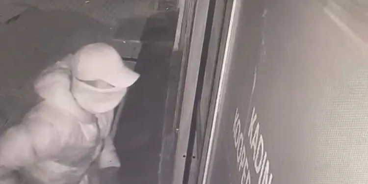 Kağıt bobini otomobilin üzerine düştü