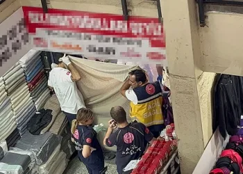 Sokak ortasında önce eşini sonra kendini vurdu
