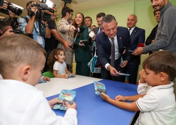 Özgür Özel çocuklara fındık dağıttı