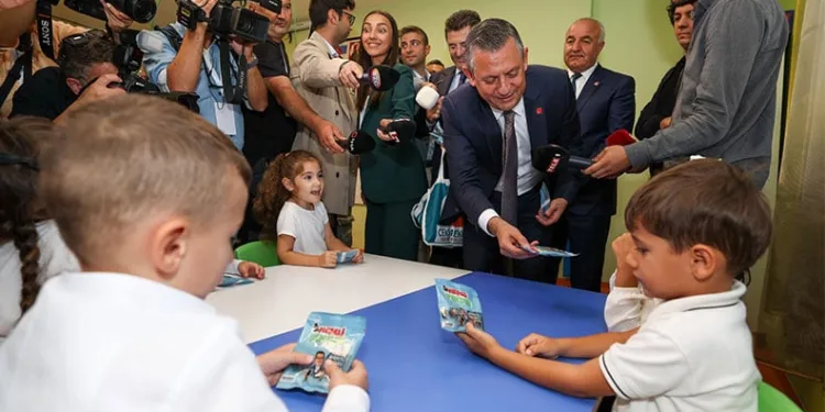 Özgür Özel çocuklara fındık dağıttı