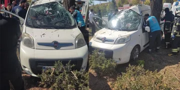 Gaziantep’te kontrolden çıkan araç ağaca çarparak durabildi: 2 yaralı