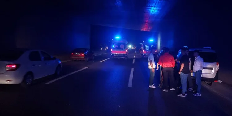 Tünelde can pazarı: 4 kişi araç içinde sıkıştı