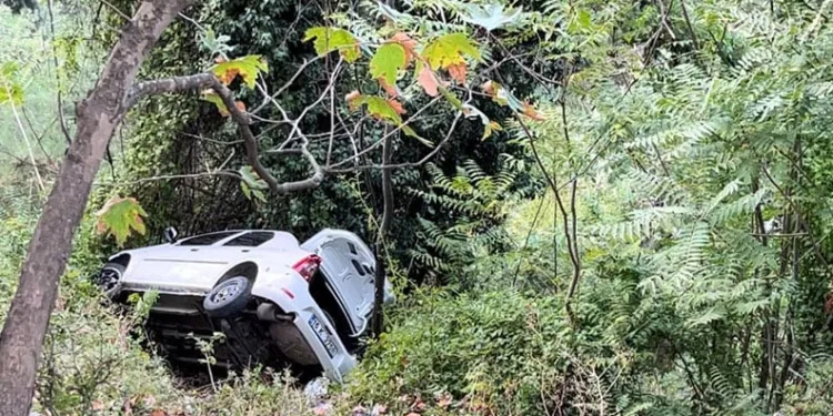 El frenini çekmeyi unuttuğu otomobil uçurumdan uçtu