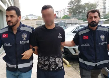 Gözüne kestirdiği çiçeği kökleriyle götürdü
