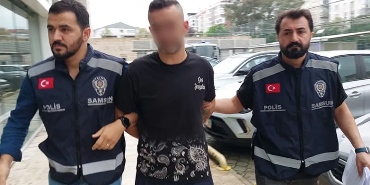 Gözüne kestirdiği çiçeği kökleriyle götürdü
