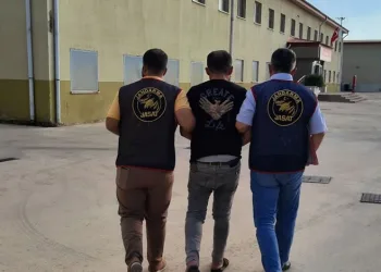 Bir kişiyi vurup bir kişiyi de darp eden 3 şahıs polisin ısrarla takibi sonrası yakalandı