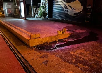 Bursa’da seyir halindeki pikap, park edilmiş araca çarptı