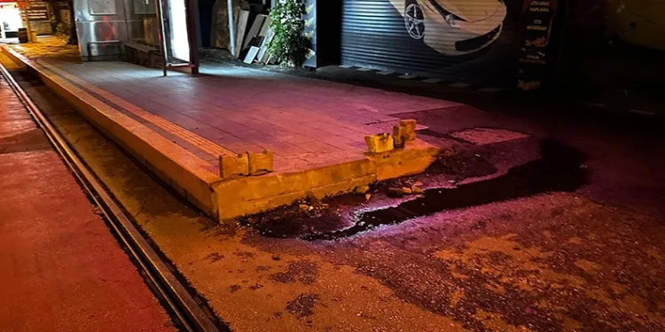Bursa’da seyir halindeki pikap, park edilmiş araca çarptı
