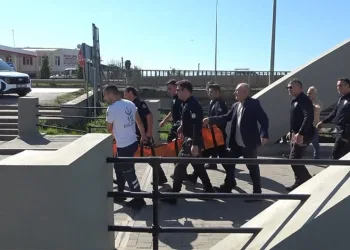 Ters yönde ilerleyen otomobil, yurda dönen öğrenciye çarptı