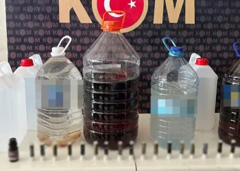 Eczaneye girip para ve kontrole tabi ilaçlar çalan hırsız kamerada