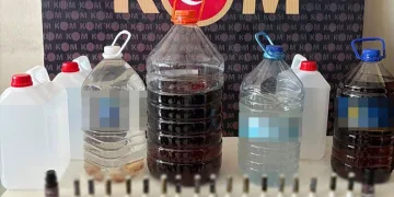 Eczaneye girip para ve kontrole tabi ilaçlar çalan hırsız kamerada