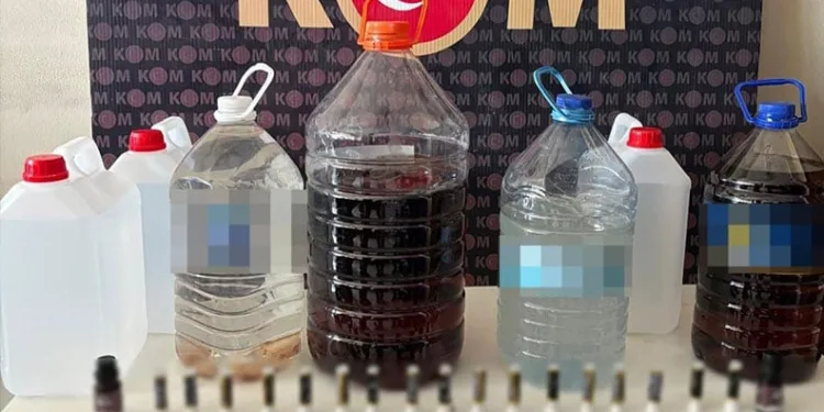 Eczaneye girip para ve kontrole tabi ilaçlar çalan hırsız kamerada