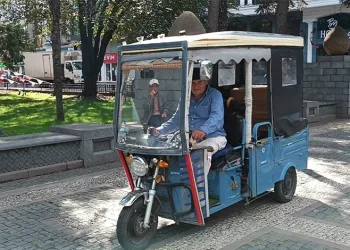 Bu da güneş enerjili motosiklet: Hem gidiyor hem de şarj ediyor