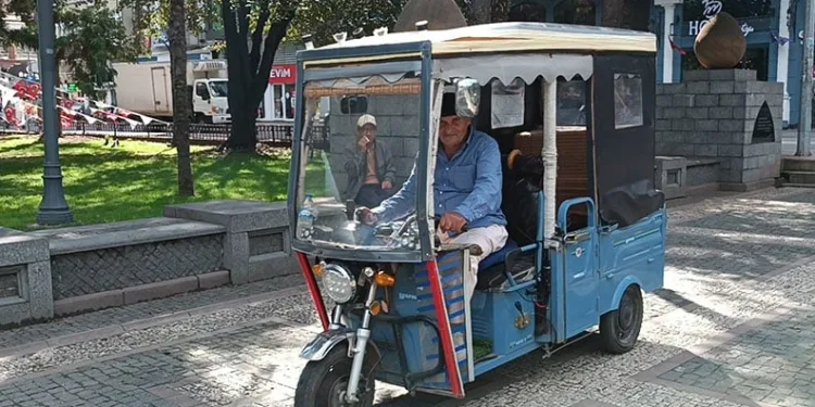 Bu da güneş enerjili motosiklet: Hem gidiyor hem de şarj ediyor
