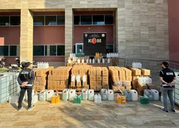 Manisa’da eş zamanlı kaçak içki operasyonu