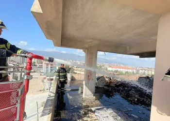 Antakya’da apartmanın çatısında yangın çıktı