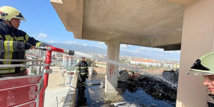 Antakya’da apartmanın çatısında yangın çıktı